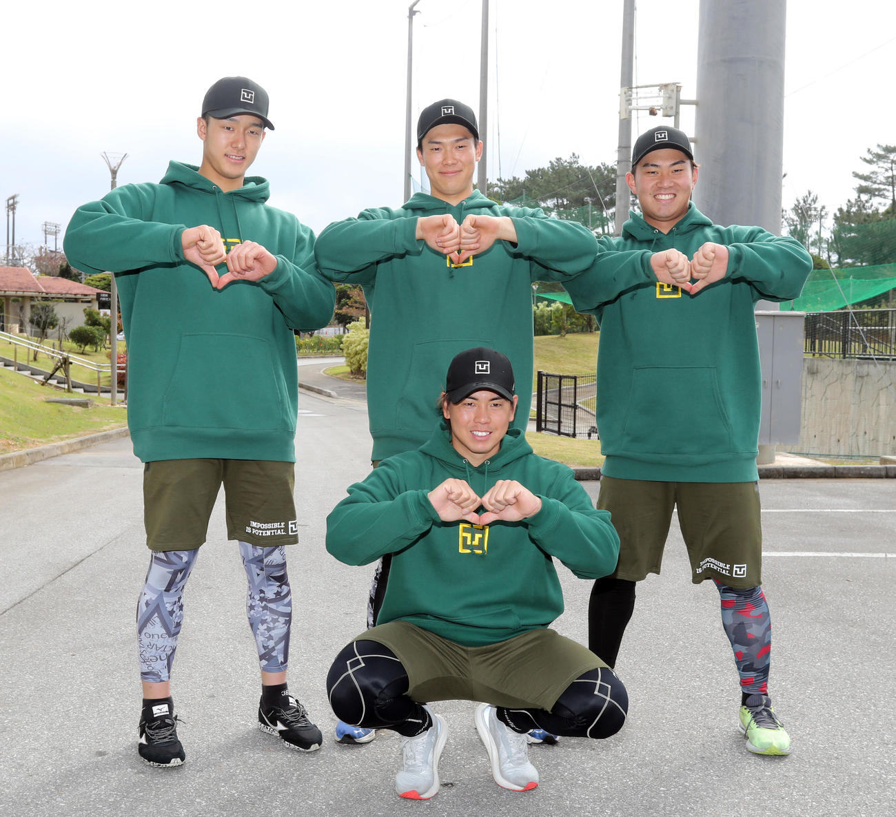 自主トレを公開し、記念写真に納まる前列梅野隆太郎、後列左から小幡竜平、湯浅京己、桐敷拓馬（撮影・屋方直哉）