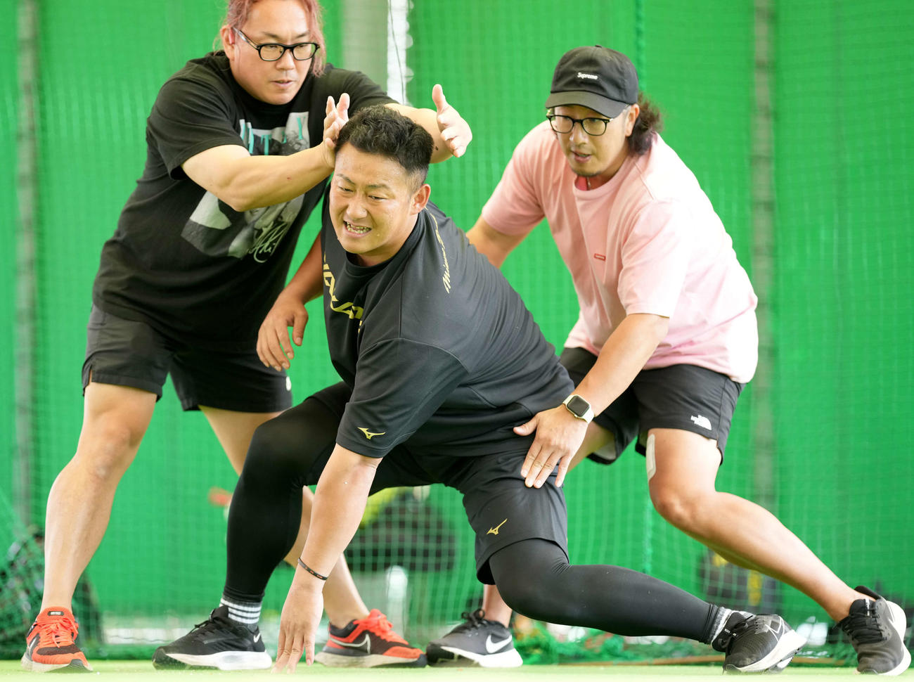 自主トレを公開し、キツいトレーニングで顔をゆがめる巨人中田（球団提供）