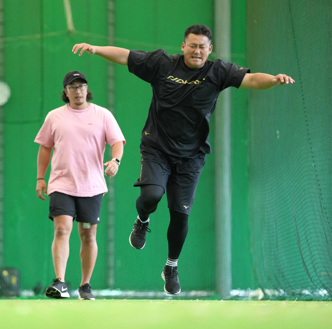 自主トレを公開し、キツいトレーニングで顔をゆがめる巨人中田（球団提供）