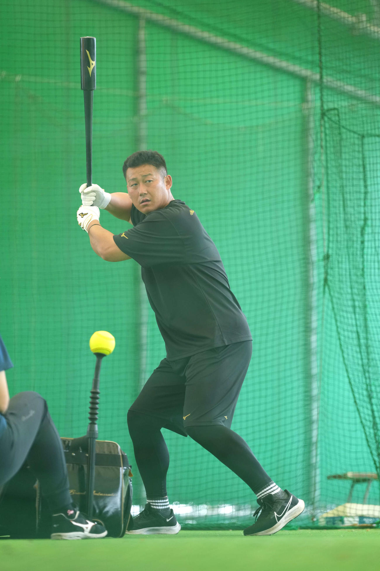 自主トレを公開し、鋭い目つきで打撃練習をする巨人中田（球団提供）
