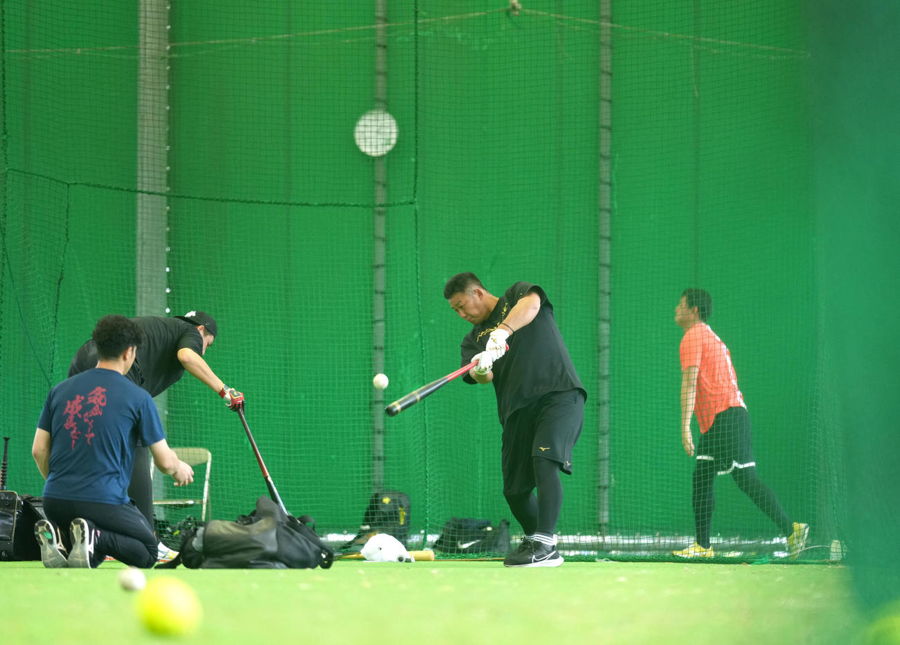 自主トレを公開し、鋭いスイングでボールを捉える巨人中田（球団提供）
