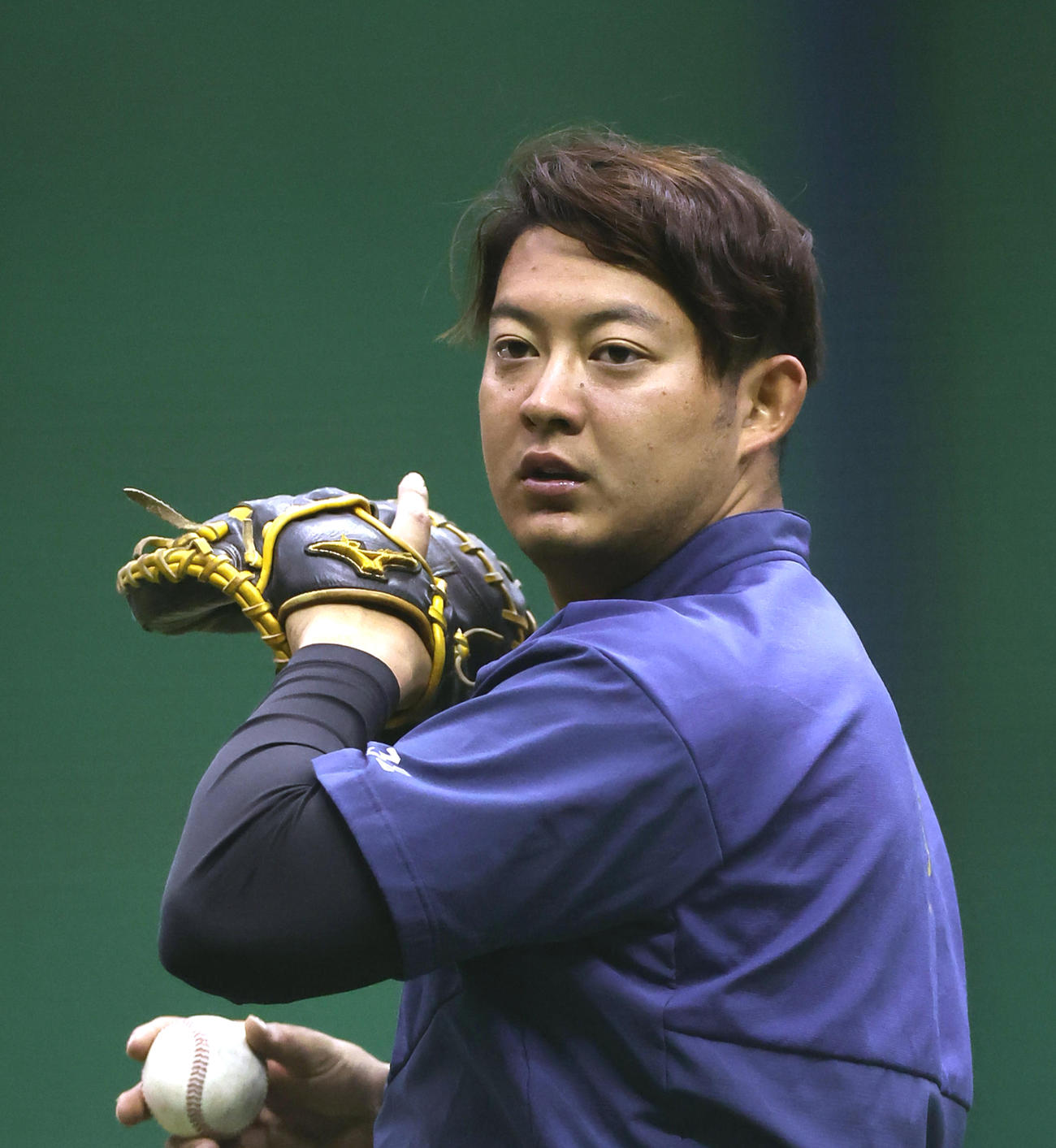 14日、自主トレでキャッチボールするロッテ佐藤都志也