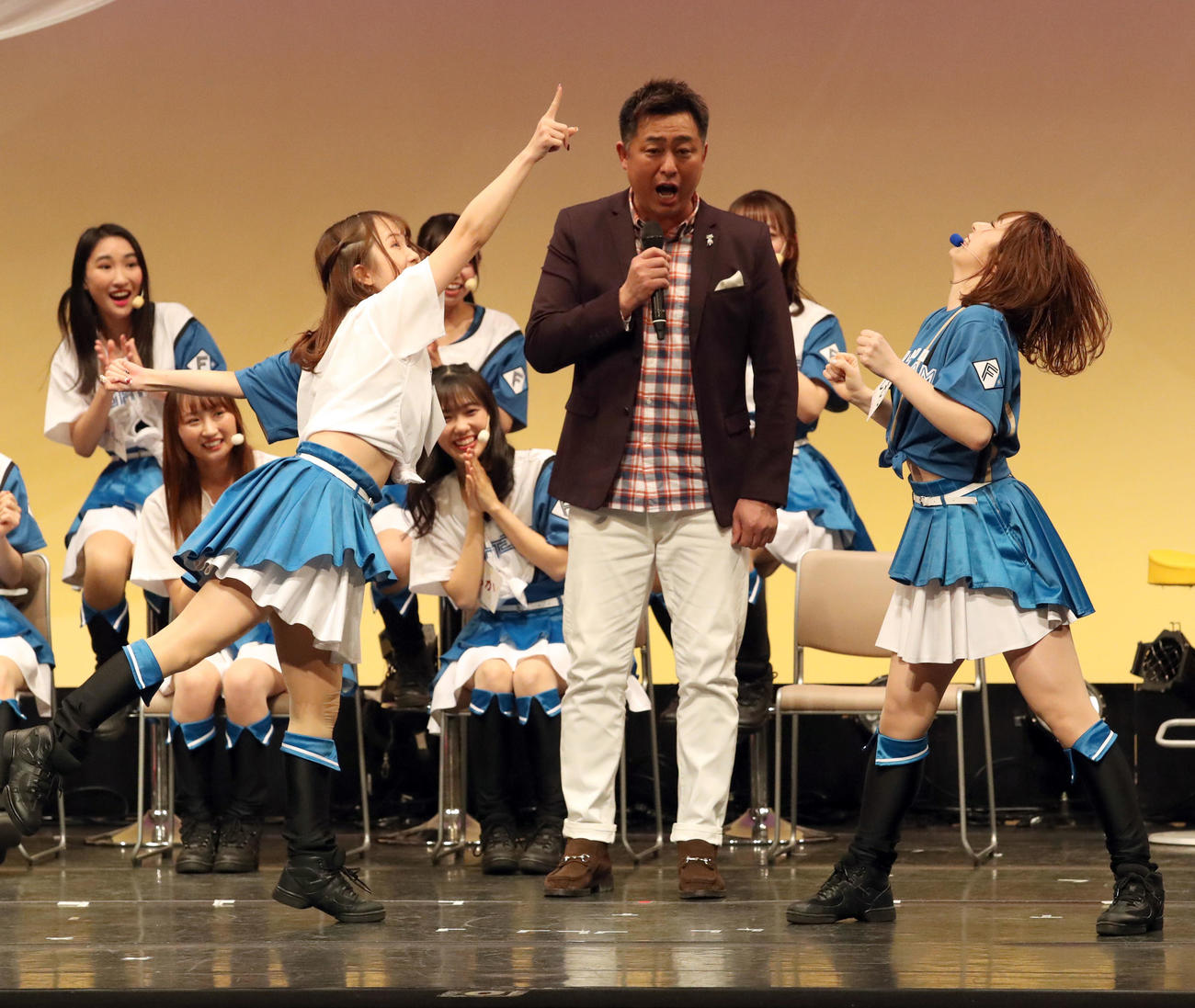 あっち向いてホイで勝利するファイターズガールの山口伶奈さん（撮影・佐藤翔太）