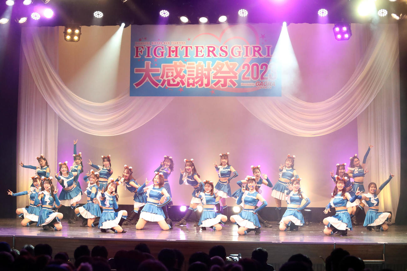 オープニングダンスを披露するファイターズガール（撮影・佐藤翔太）