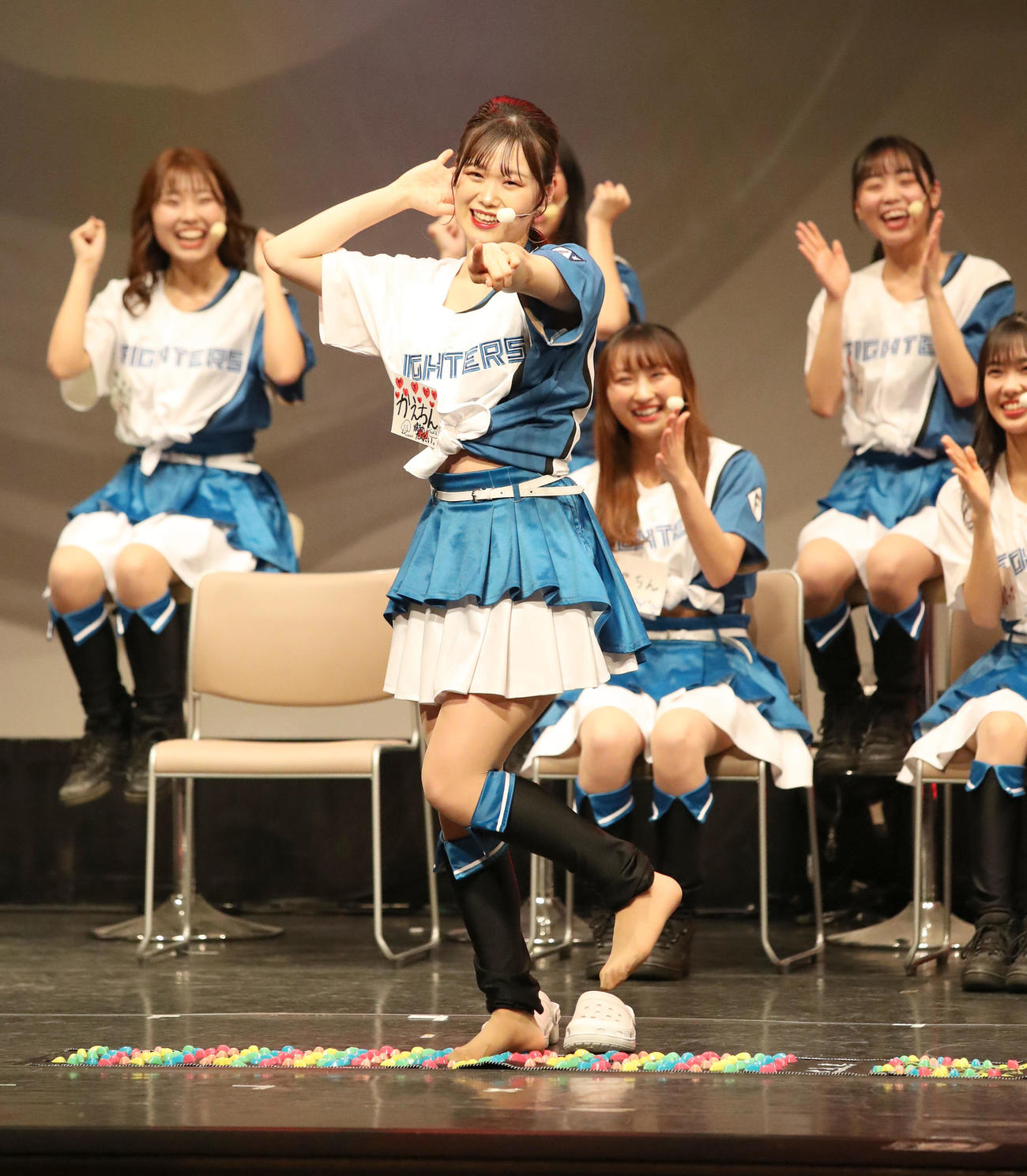 足つぼダンスを披露するファイターズガールの讃岐花笑さん（撮影・佐藤翔太）