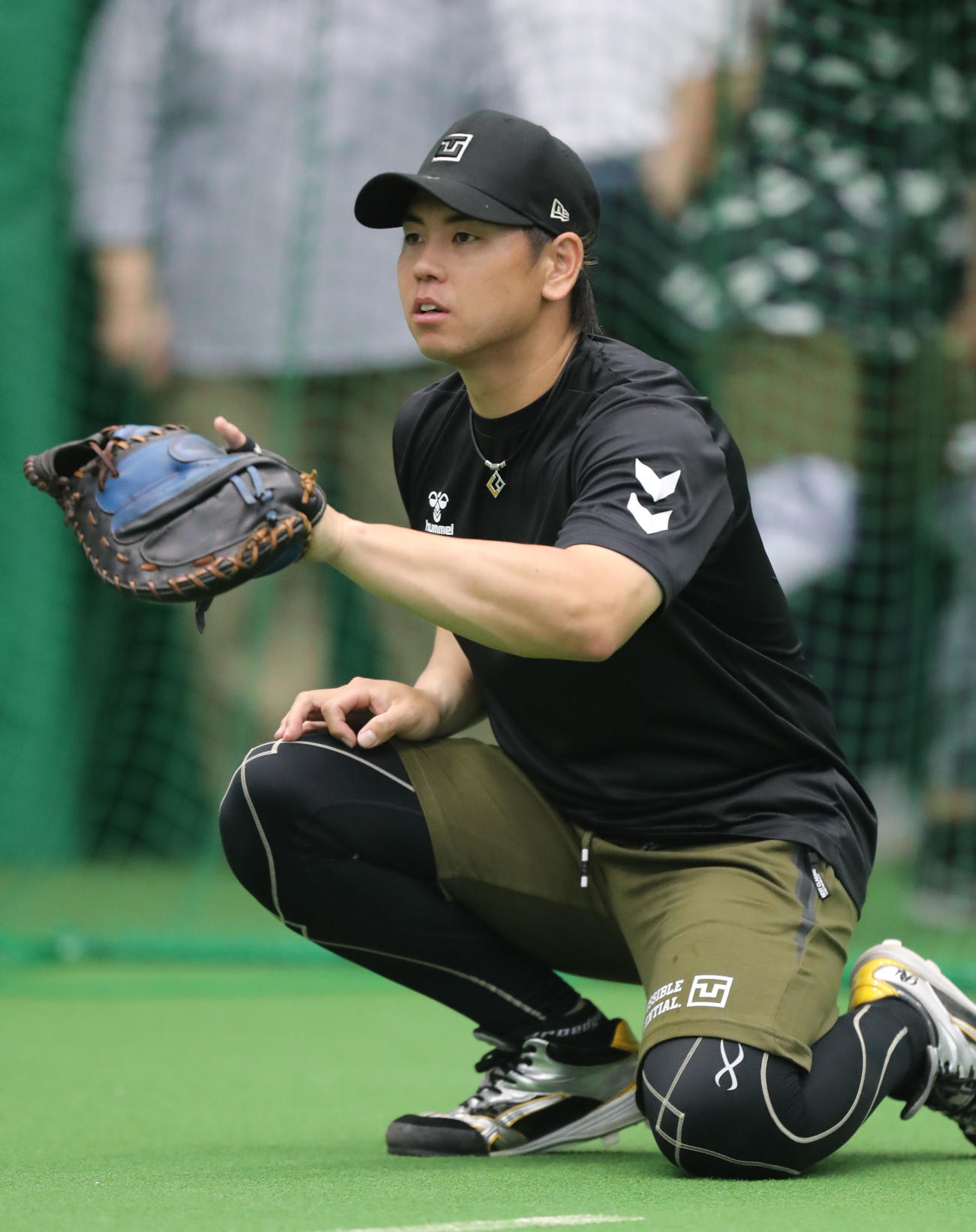 ブルペンでボールを受ける梅野（撮影・屋方直哉）