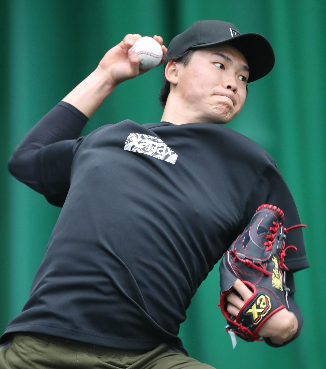 ブルペンで投球練習を行う湯浅（撮影・屋方直哉）