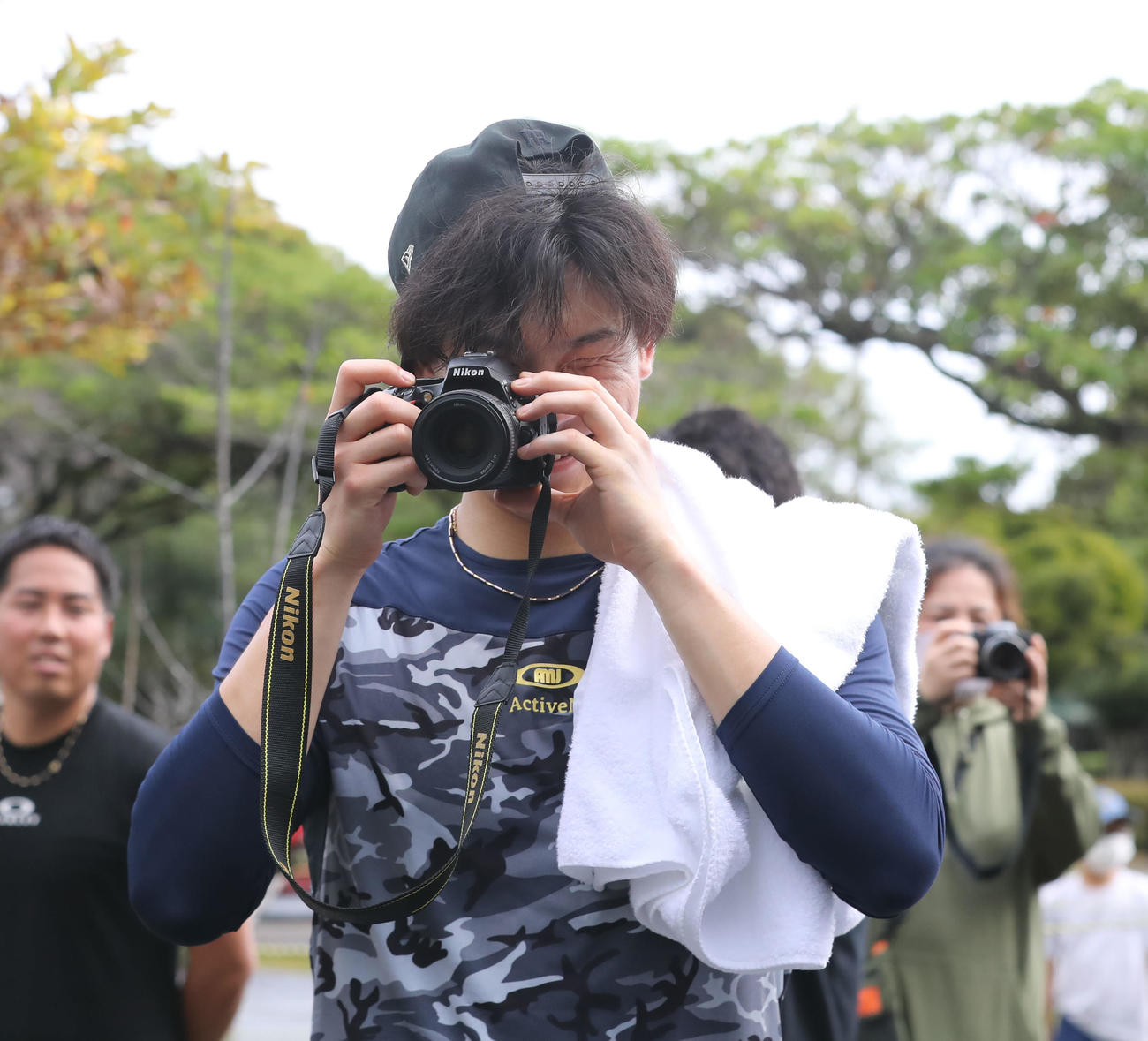 報道陣の写真を撮る湯浅（撮影・屋方直哉）