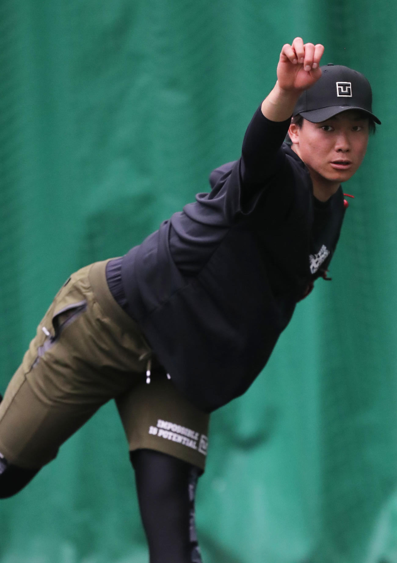 ブルペンで投球練習を行う湯浅（撮影・屋方直哉）