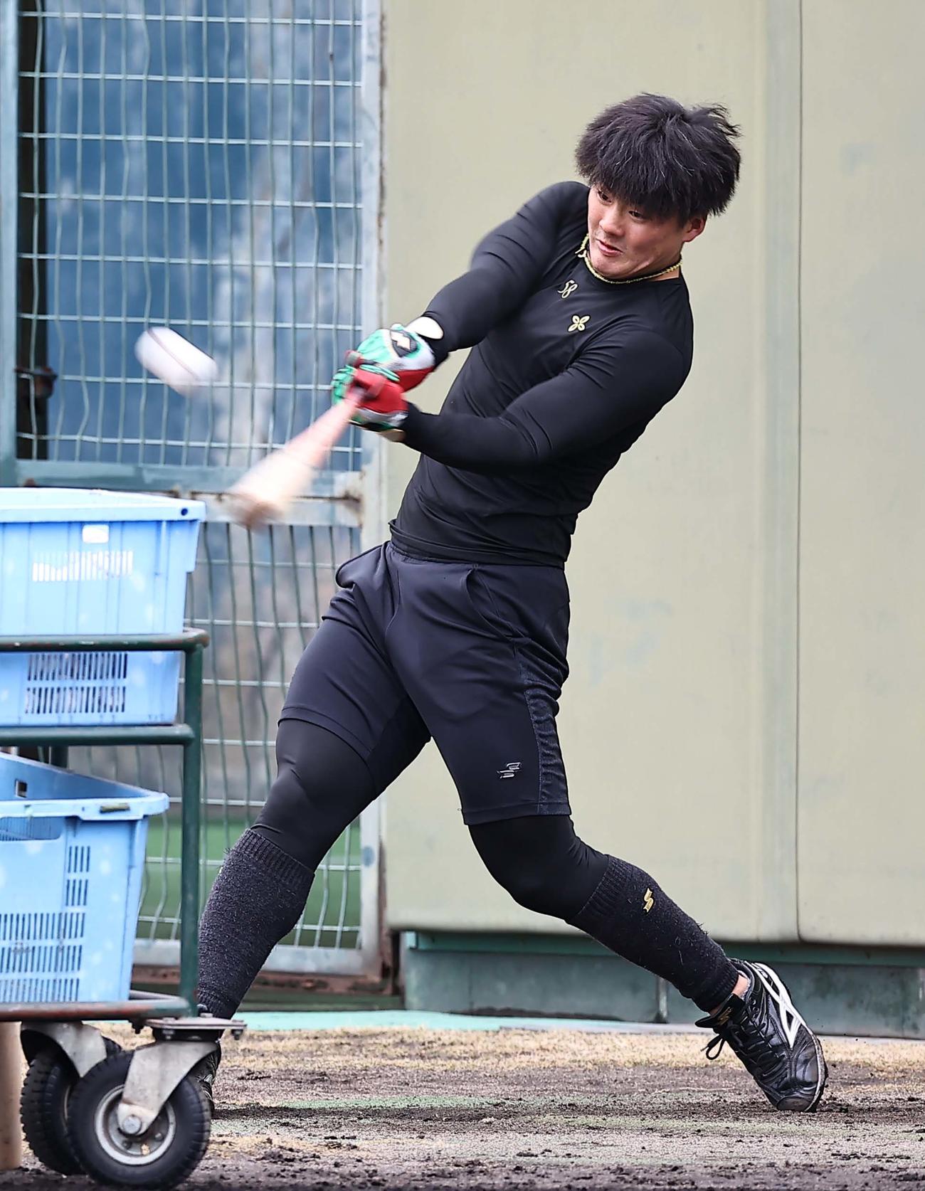 ロング打撃練習をする前川（撮影・上田博志）