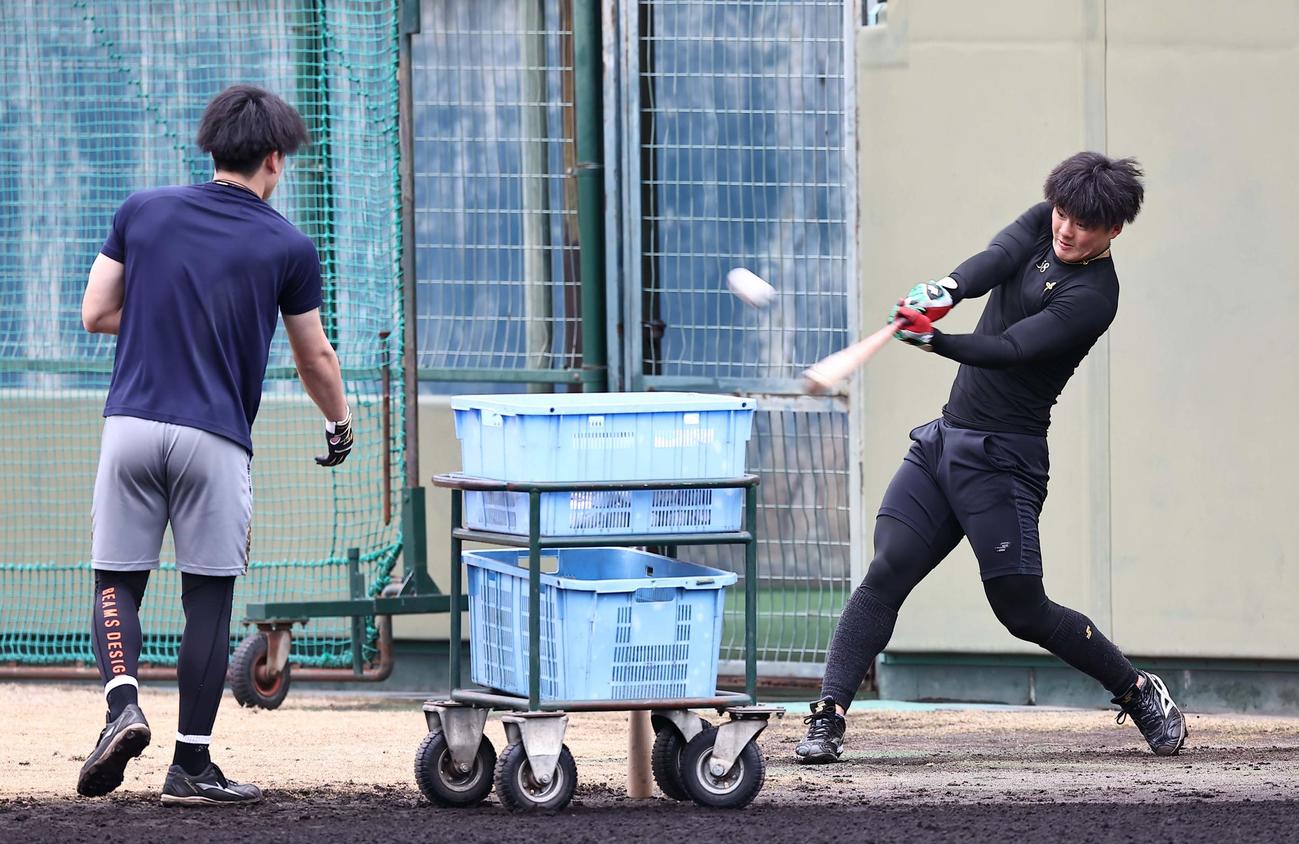 ロング打撃練習をする前川（撮影・上田博志）