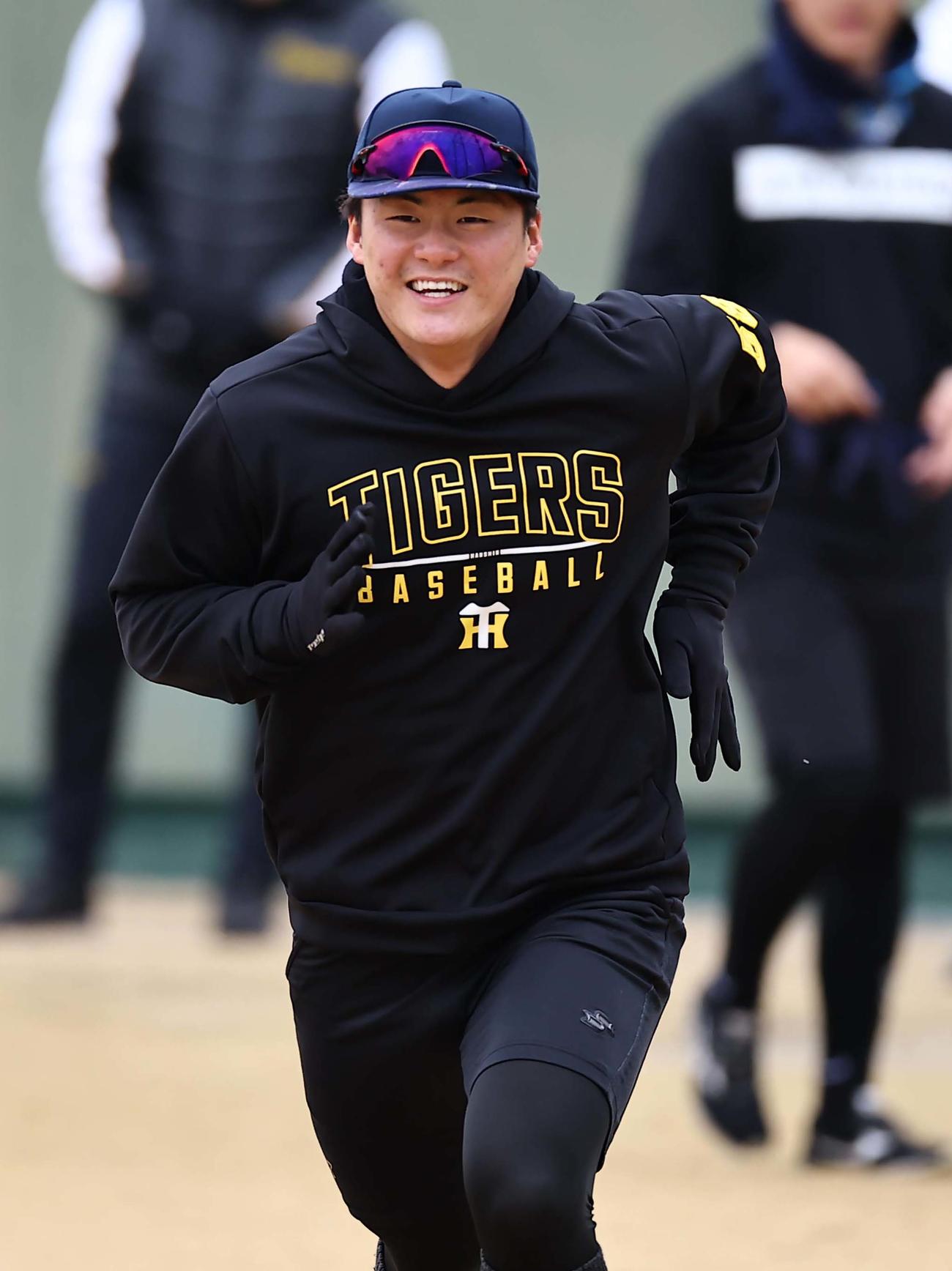 前川は笑顔を見せながらランニングをする（撮影・上田博志）