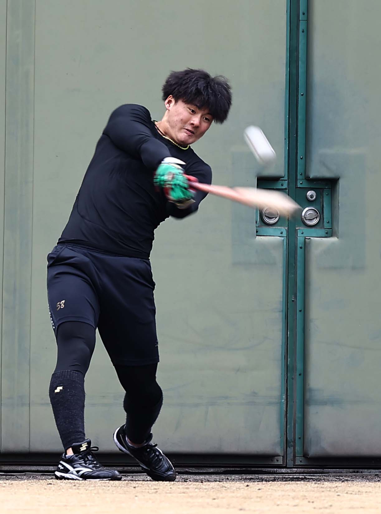 ロング打撃練習をする前川（撮影・上田博志）