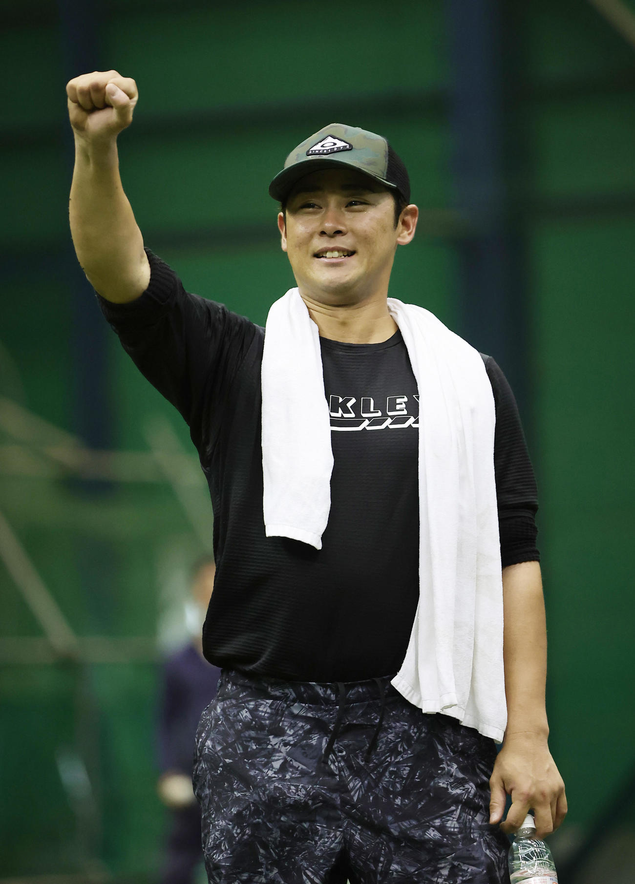 自主トレを公開し、笑顔を見せるロッテ平沢（撮影・足立雅史）
