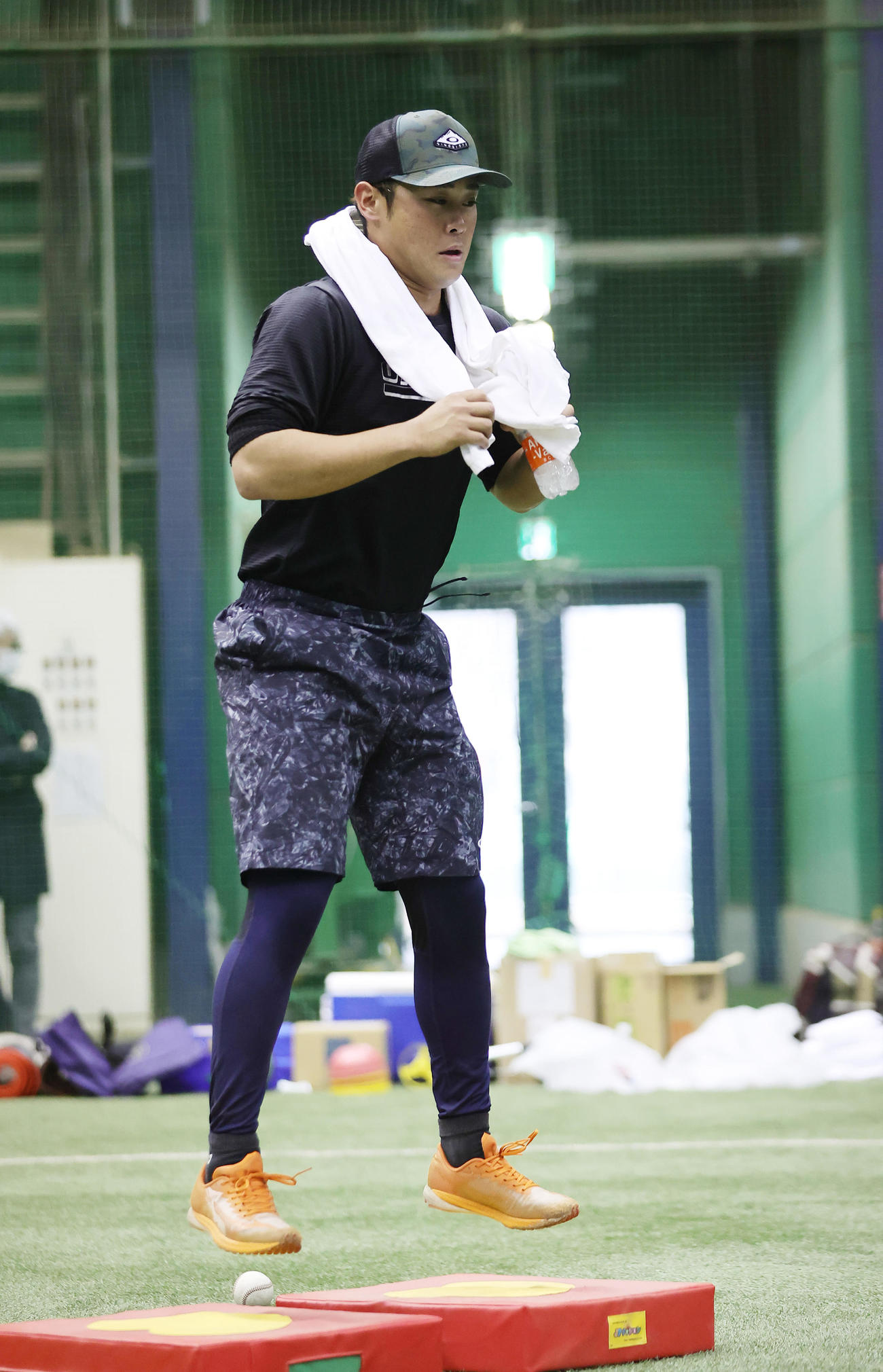 自主トレを公開し、汗を流すロッテ平沢（撮影・足立雅史）