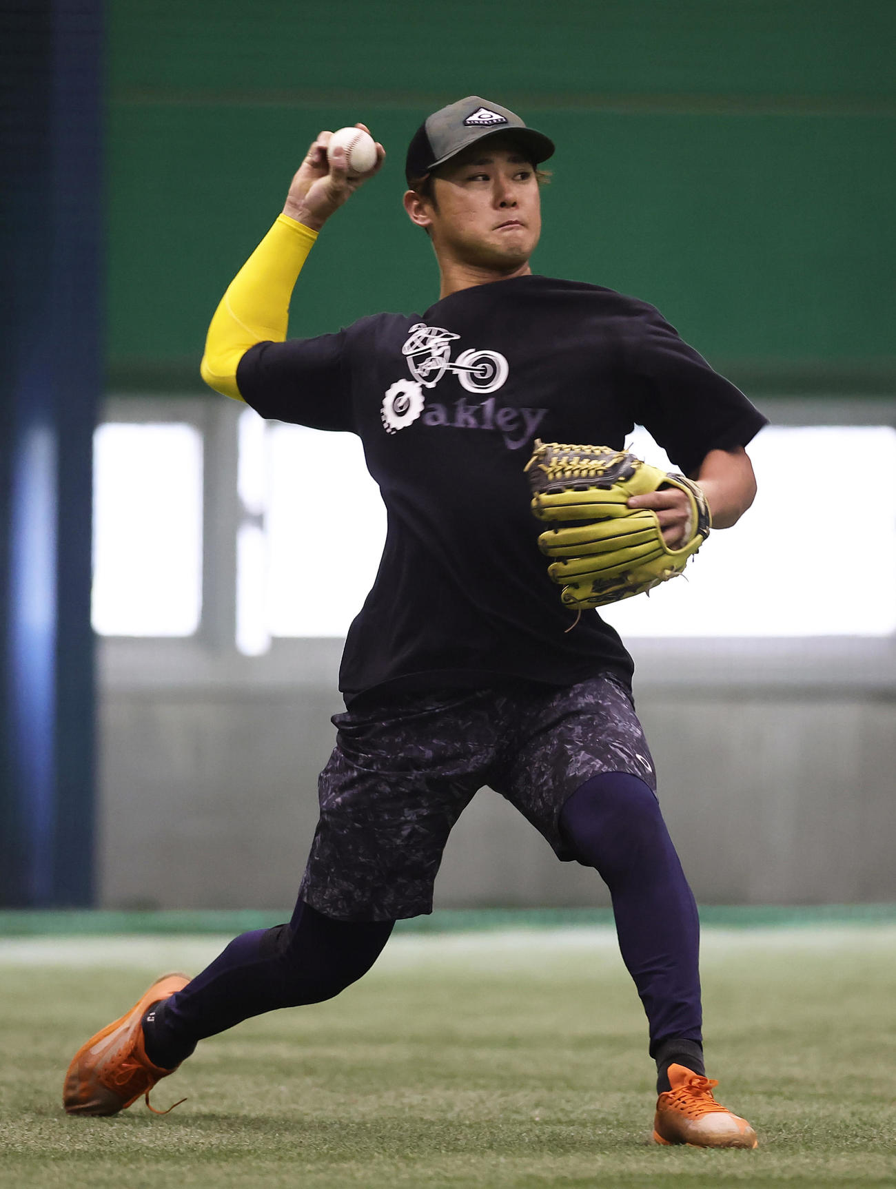 自主トレでノックを受けるロッテ平沢（撮影・足立雅史）