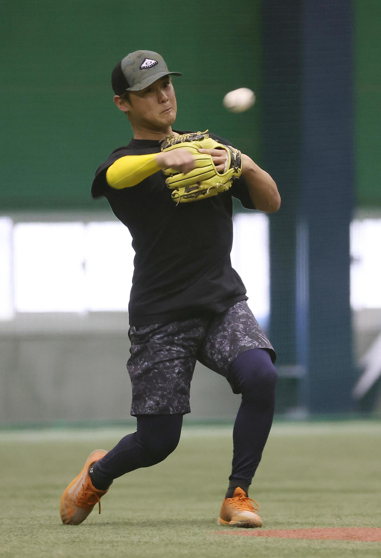 自主トレでノックを受けるロッテ平沢（撮影・足立雅史）