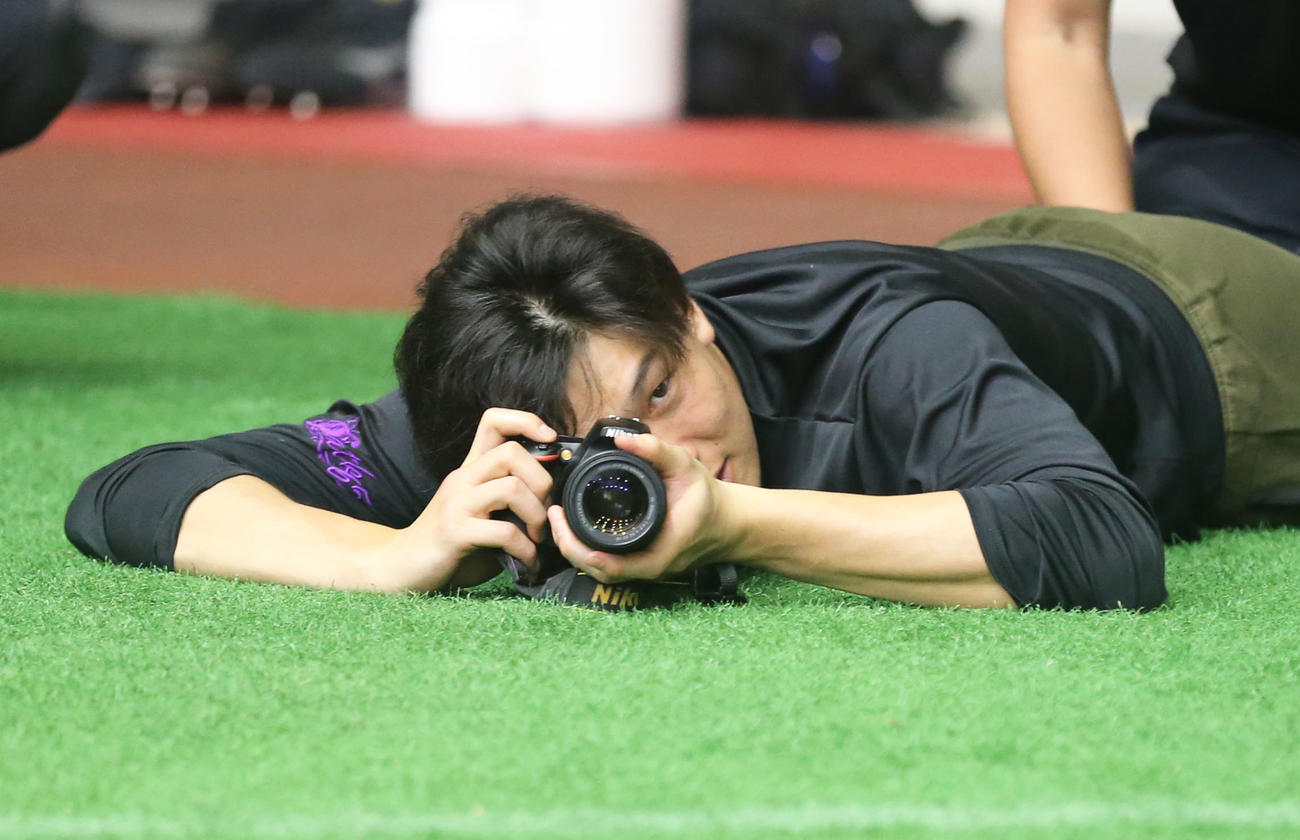 守護神へ照準ばっちり。報道陣の写真を撮る湯浅（撮影・屋方直哉）