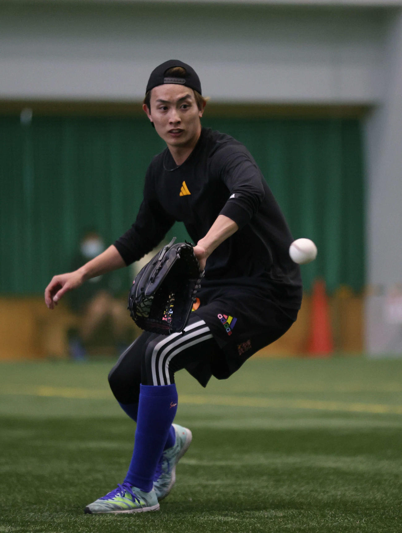 ノックで軽快な動きを見せる周東（撮影・梅根麻紀）