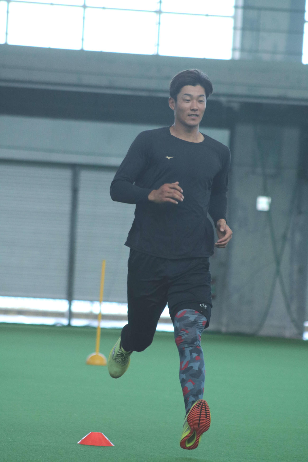 沖縄・恩納村で自主トレに励む日本ハム石井（球団提供）