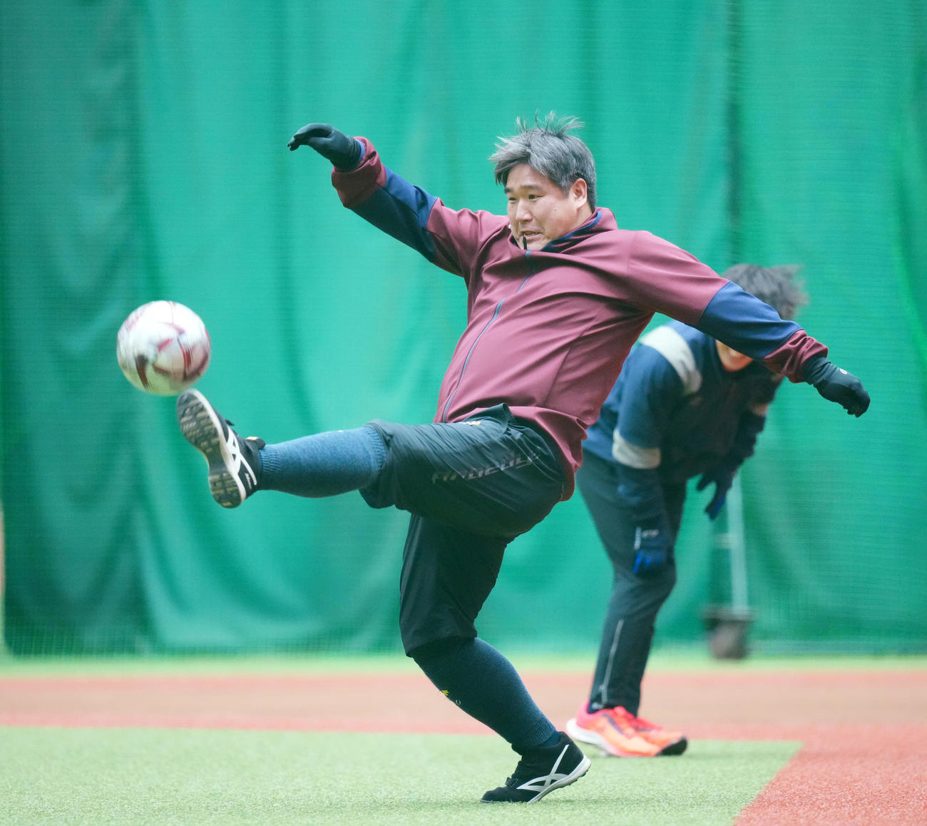 自主トレでサッカーをする西武中村（撮影・菅敏）