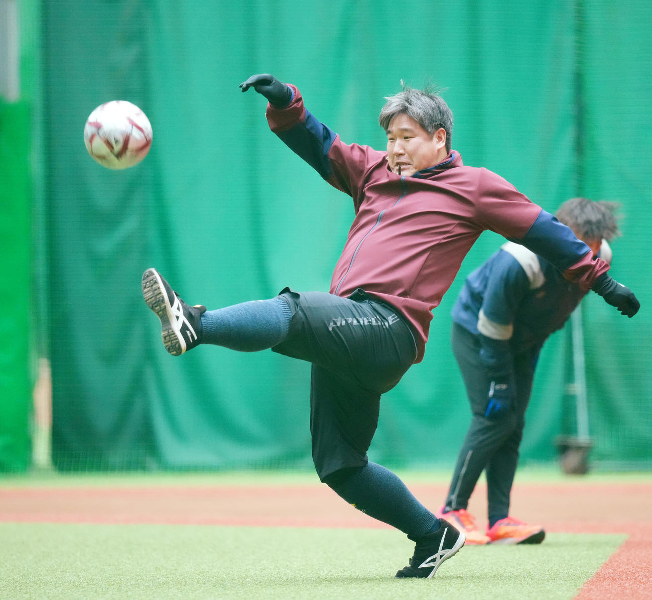 自主トレでサッカーをする西武中村（撮影・菅敏）