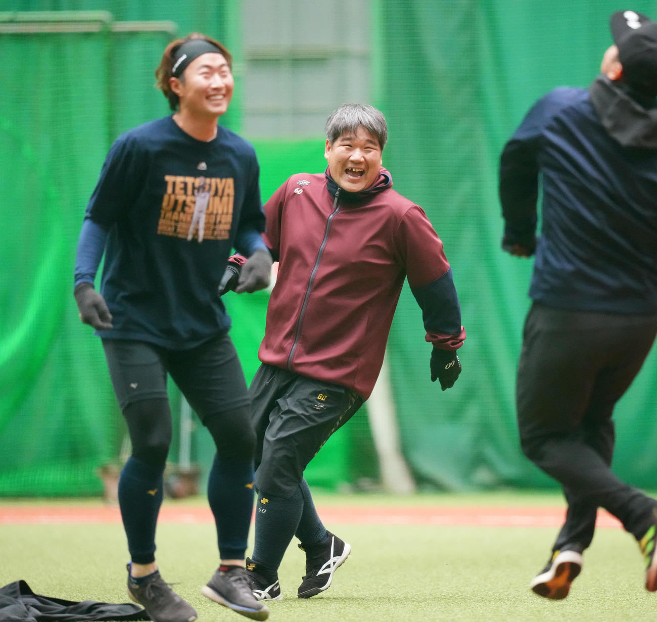 自主トレを公開し、笑顔でサッカーをする西武中村（中央）（撮影・菅敏）