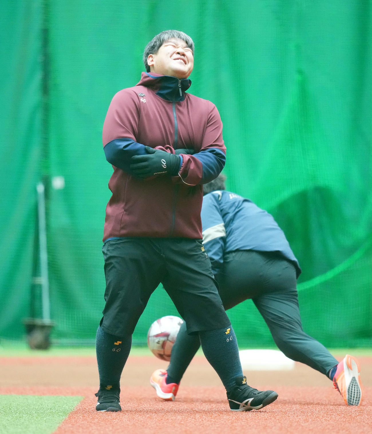 自主トレを公開し、笑顔でサッカーをする西武中村（撮影・菅敏）