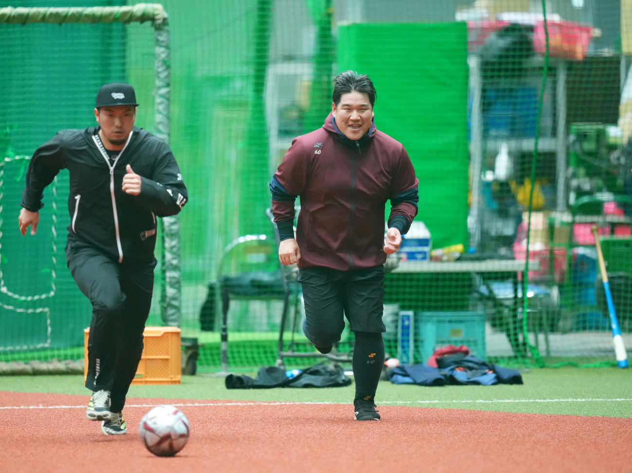自主トレを公開し、ダッシュをする西武中村。左は柘植（撮影・菅敏）