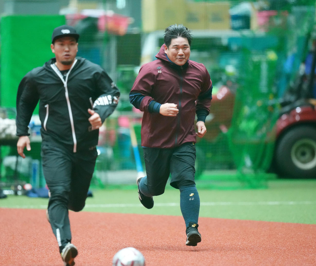 自主トレを公開し、ダッシュをする西武中村。左は柘植（撮影・菅敏）