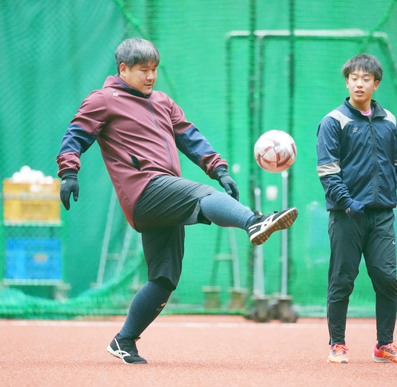 自主トレでサッカーをする西武中村（撮影・菅敏）