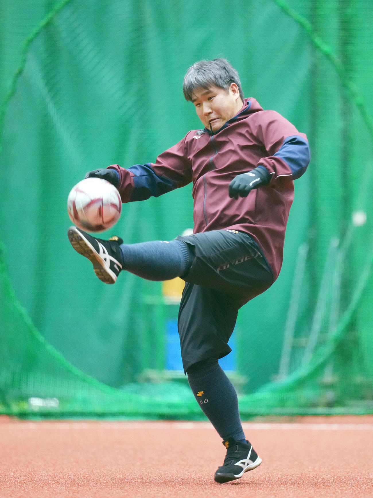 自主トレでサッカーをする西武中村（撮影・菅敏）