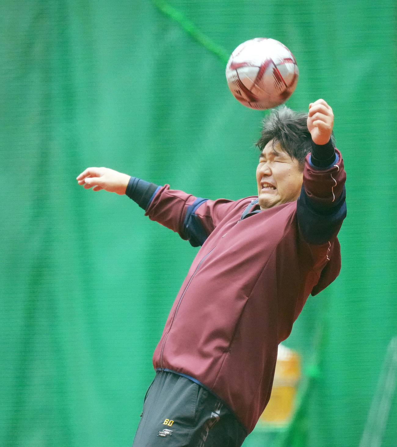 自主トレでサッカーをする西武中村（撮影・菅敏）