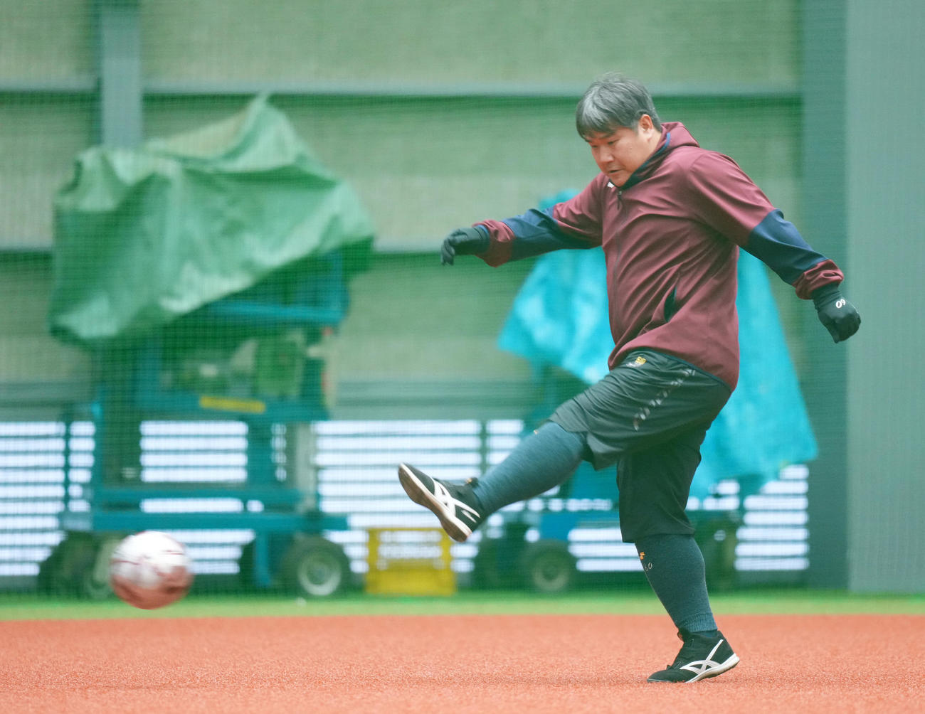 自主トレでサッカーをする西武中村（撮影・菅敏）