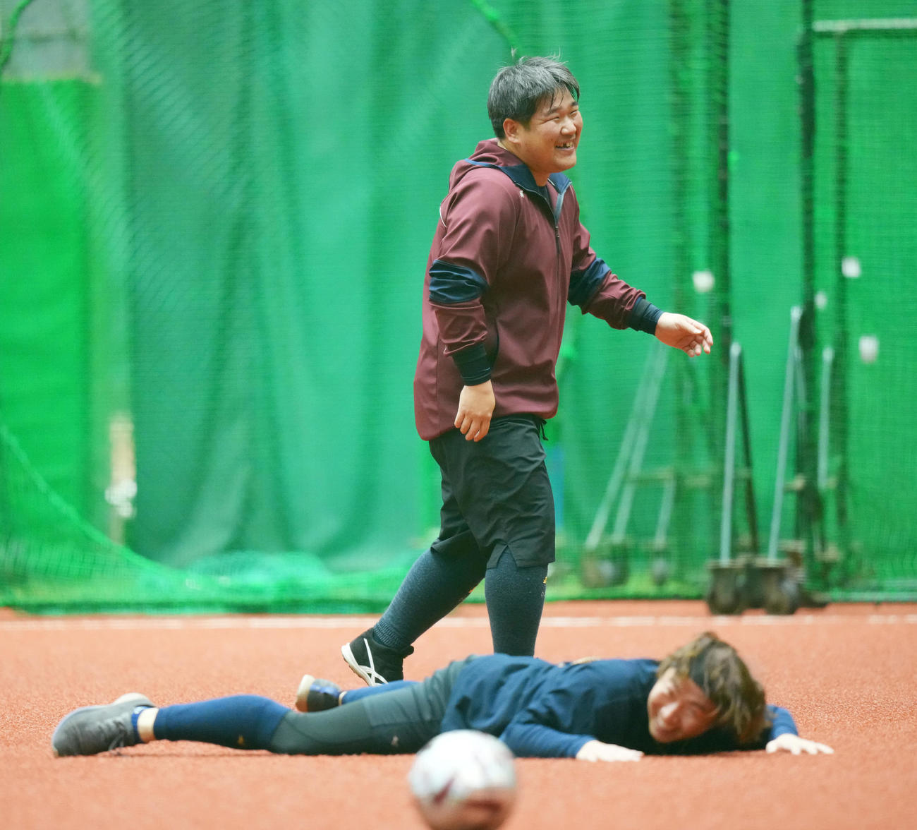 自主トレを公開し、笑顔でサッカーをする西武中村（奥）（撮影・菅敏）