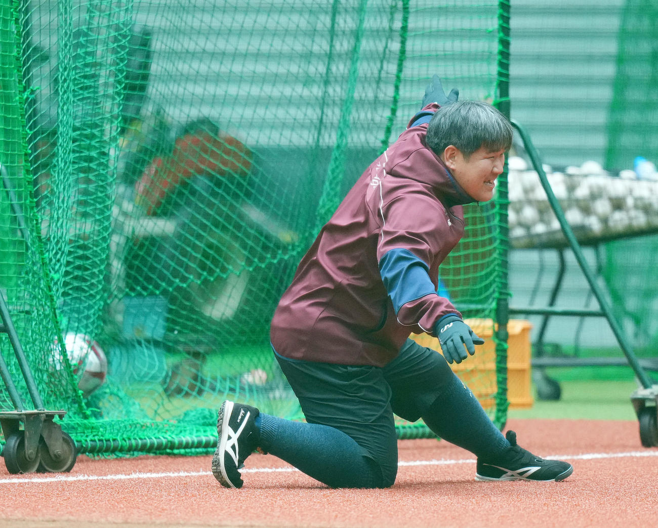 自主トレを公開し、笑顔でサッカーをする西武中村（撮影・菅敏）