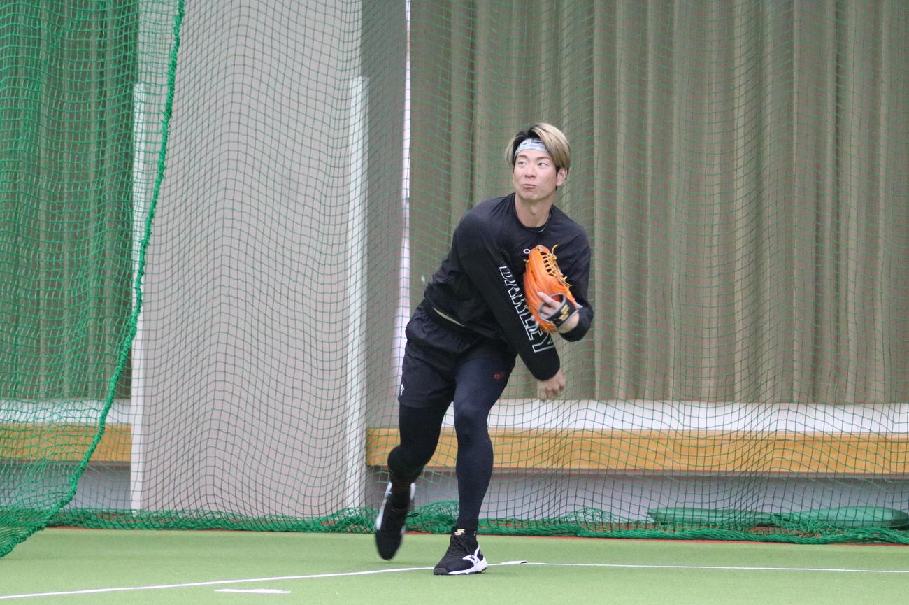沖縄・伊江島で自主トレに励む日本ハム松本剛（球団提供）