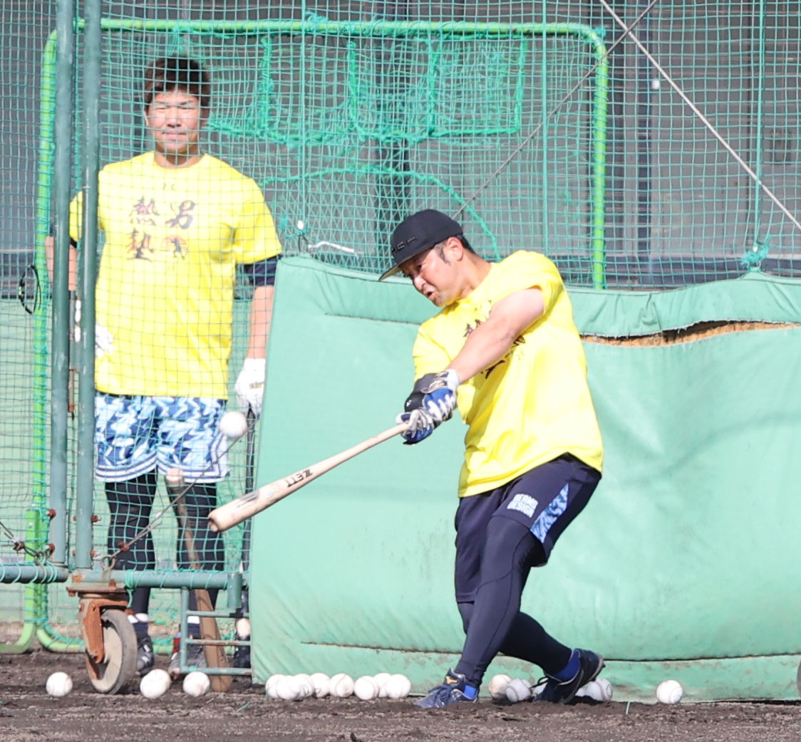 打撃練習で汗を流す嶺井博希（撮影・梅根麻紀）