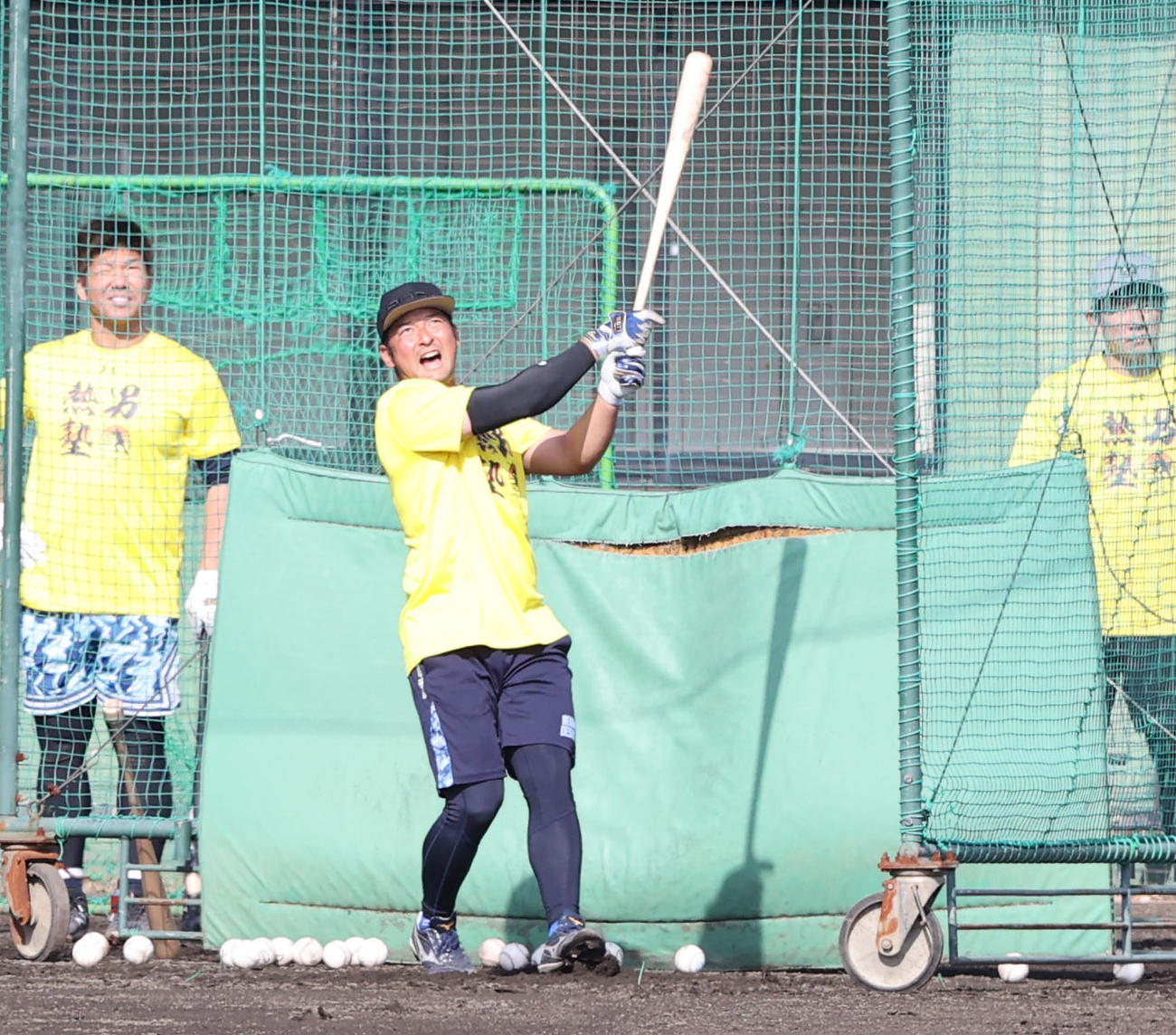 打撃練習で汗を流す嶺井博希（撮影・梅根麻紀）