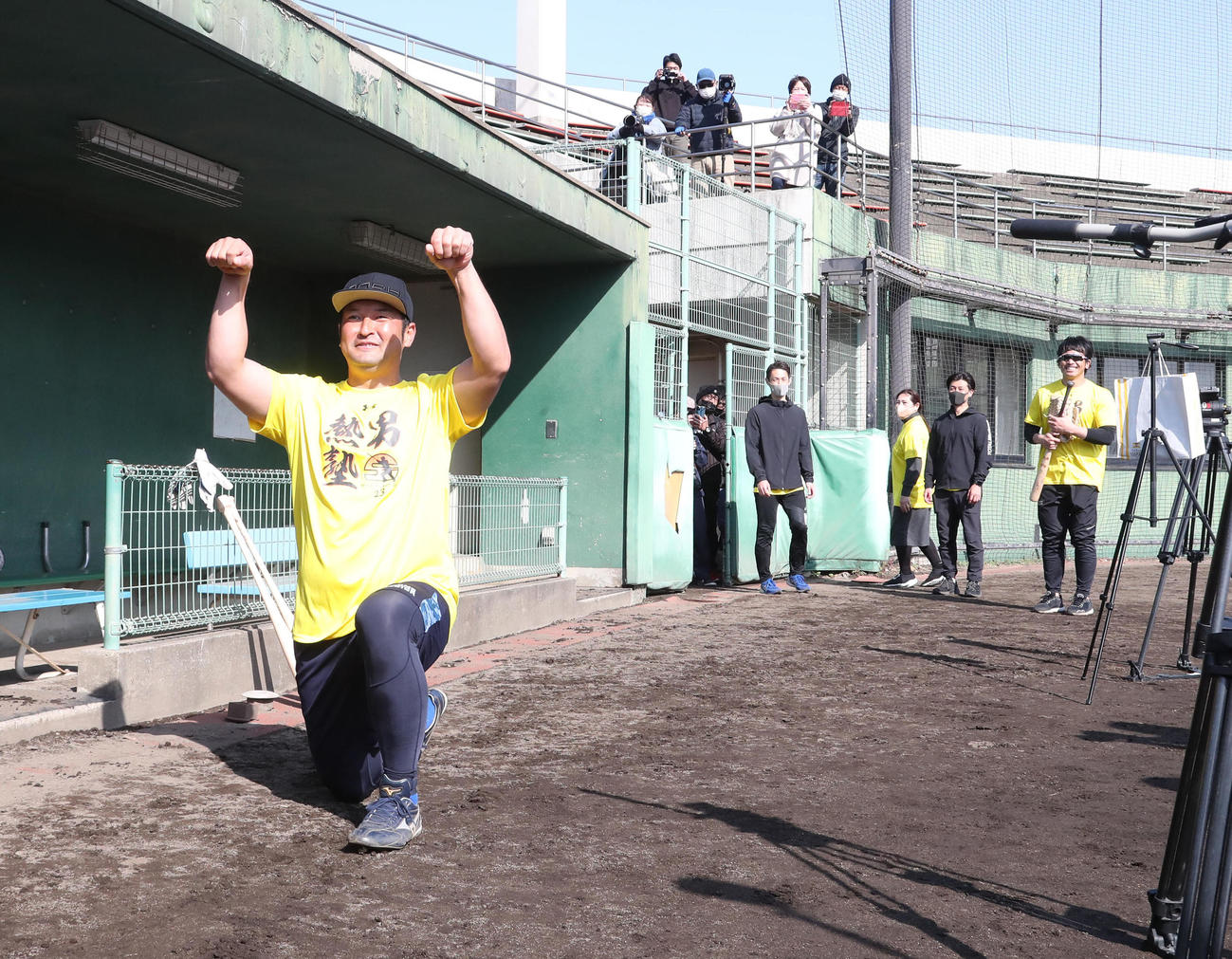 「バウ」ポーズを披露する嶺井博希、後方は笑顔の松田宣浩（撮影・梅根麻紀）