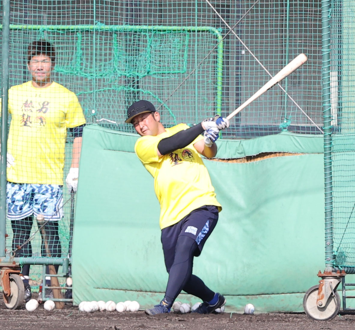 打撃練習で汗を流す嶺井博希（撮影・梅根麻紀）