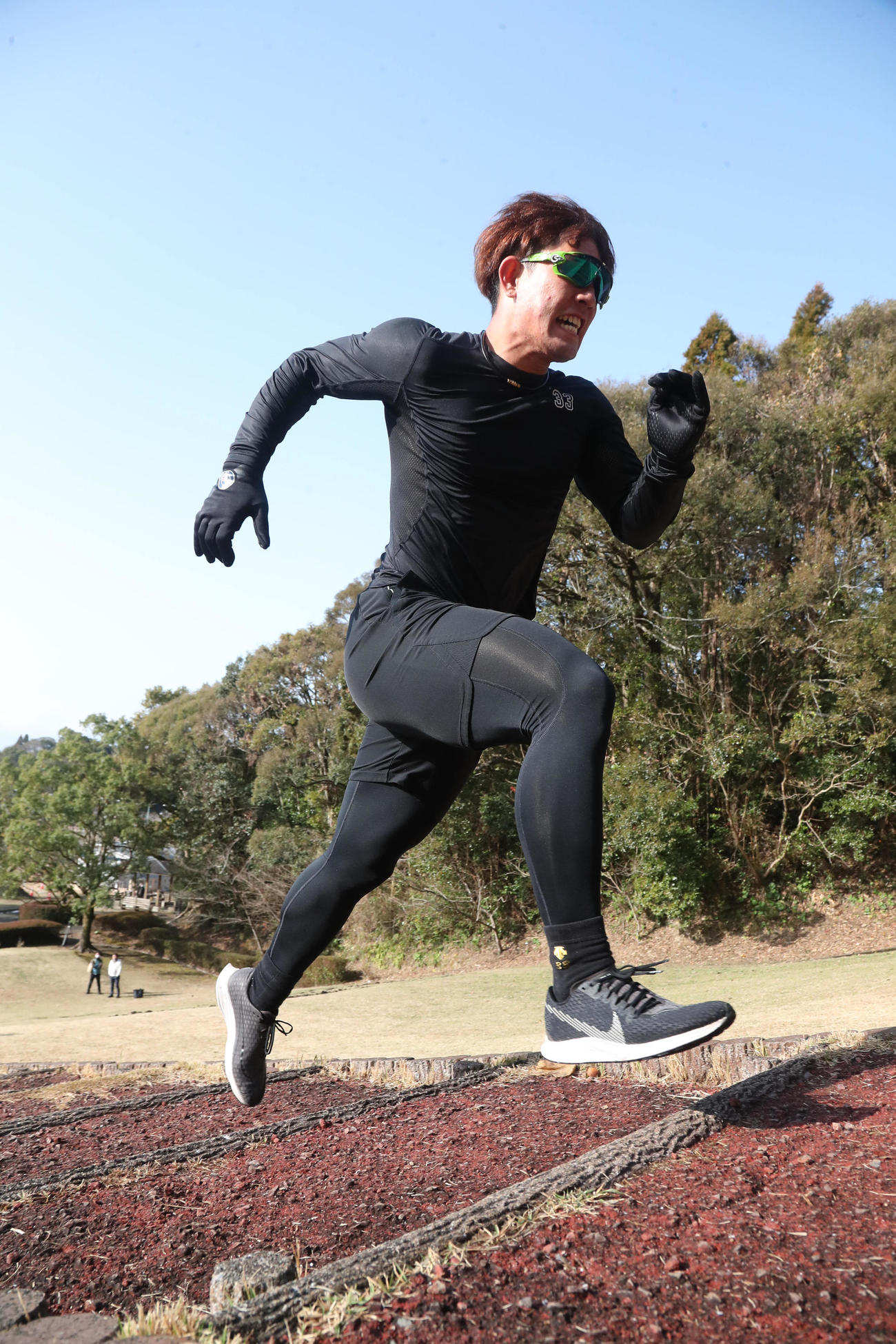 階段ダッシュで汗を流す増田珠（撮影・梅根麻紀）