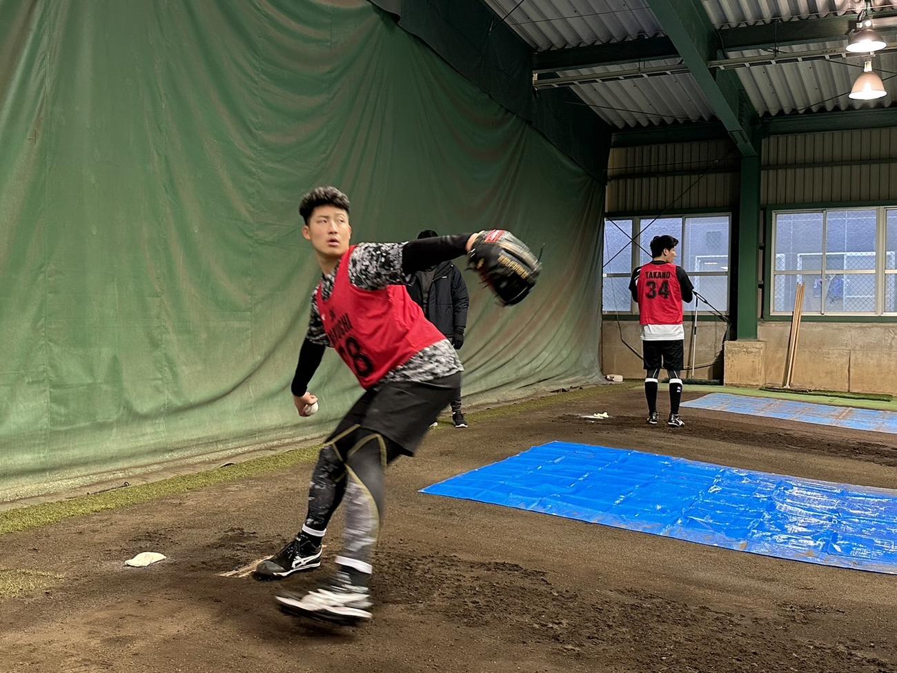 新人合同自主トレで初めてブルペン入りしたロッテのドラフト1位、菊地（球団提供）