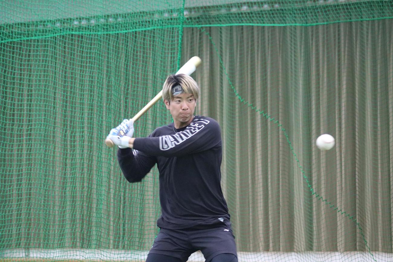 沖縄・伊江島で自主トレに励む日本ハム松本剛（球団提供）