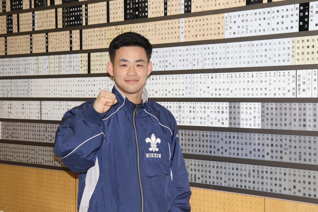 歴代OBの名前と共に写真をとる立大・西川主将（撮影・星夏穂）
