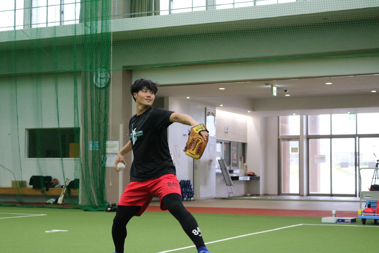 沖縄・伊江島で自主トレに励む日本ハム細川（球団提供）