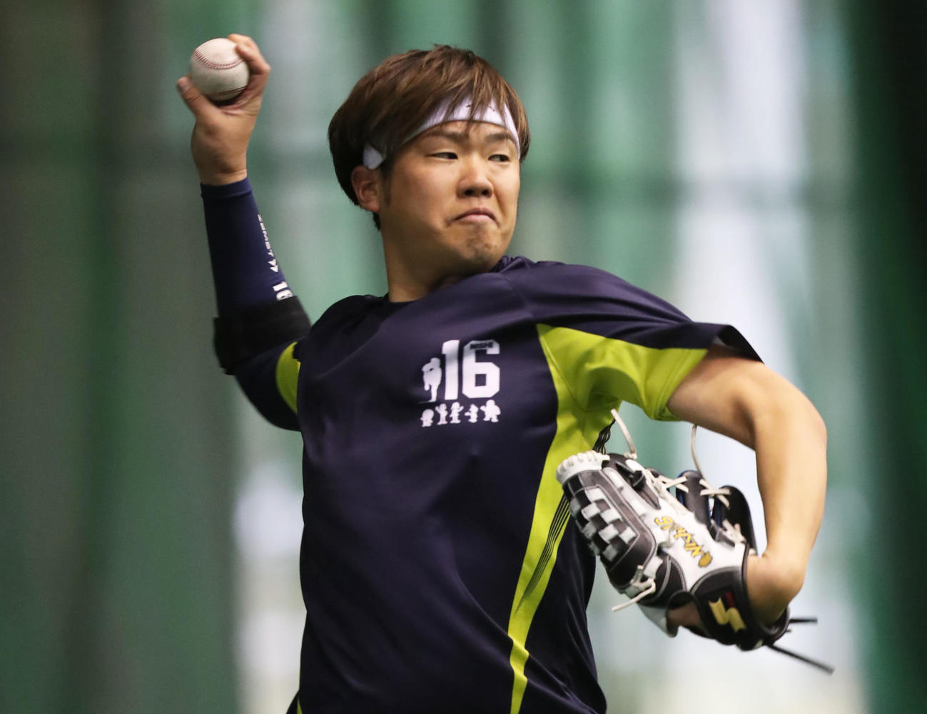 投球練習をする西勇（撮影・屋方直哉）