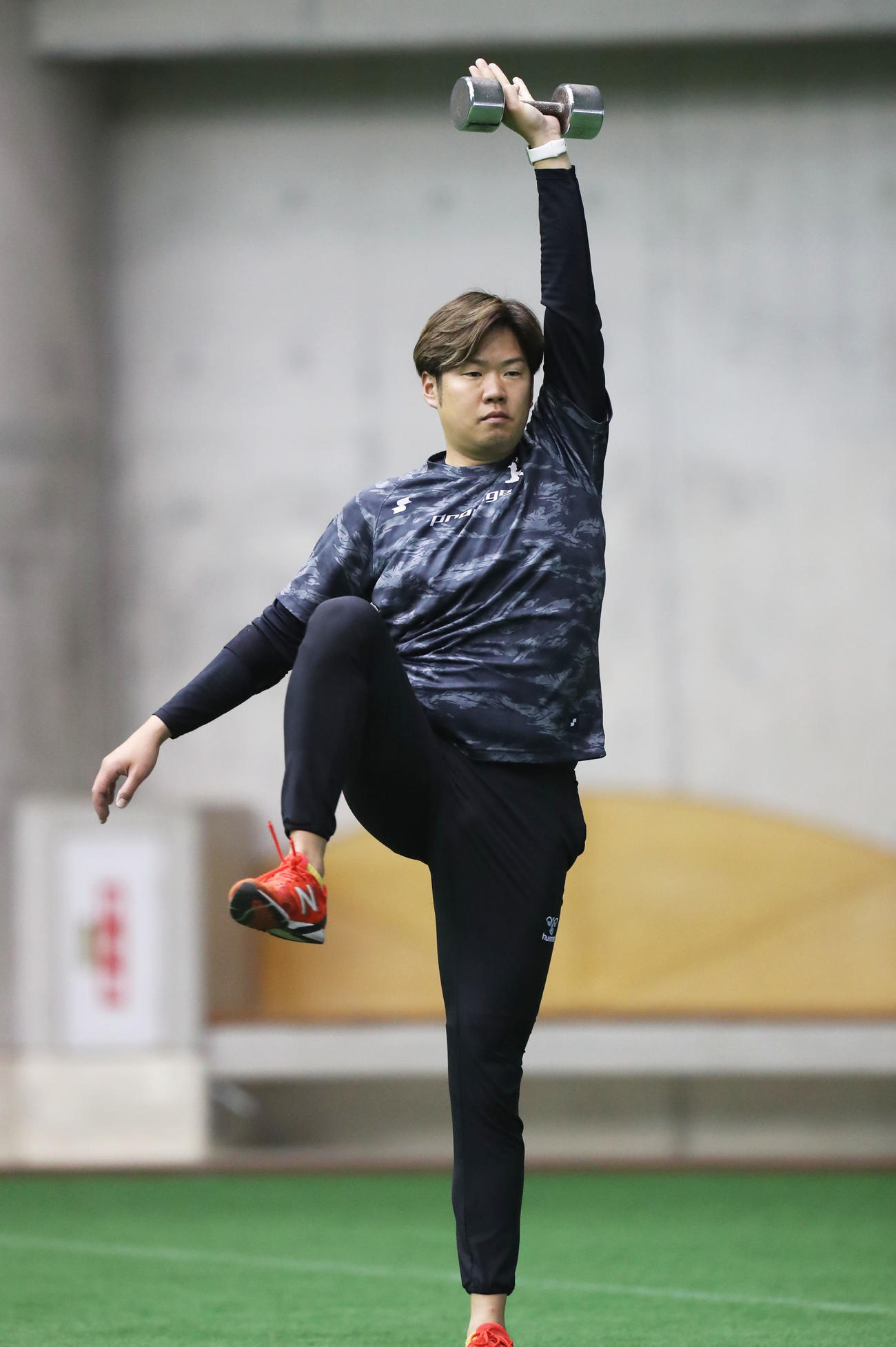 ダンベルを使いトレーニングをする西勇（撮影・屋方直哉）