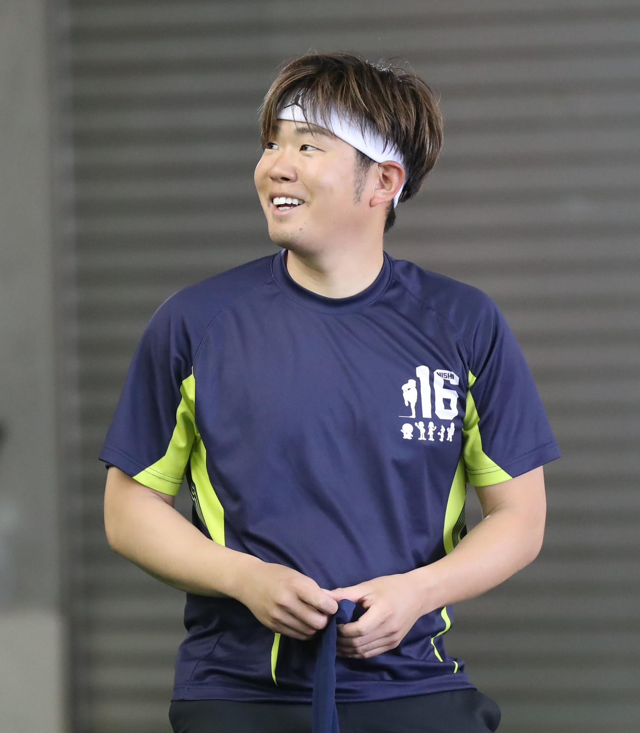 練習中に笑顔を見せる西勇（撮影・屋方直哉）