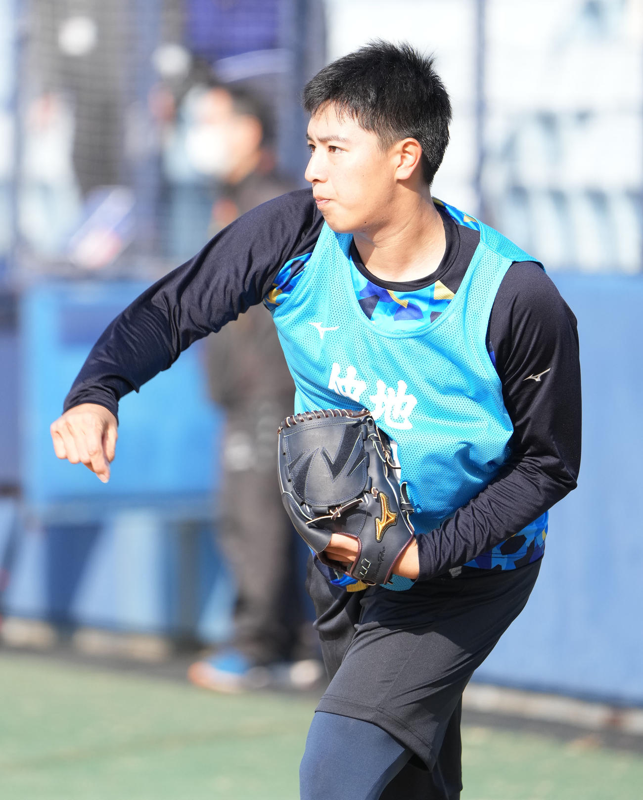2023年1月9日、新人自主トレでキャッチボールをする中日・仲地礼亜